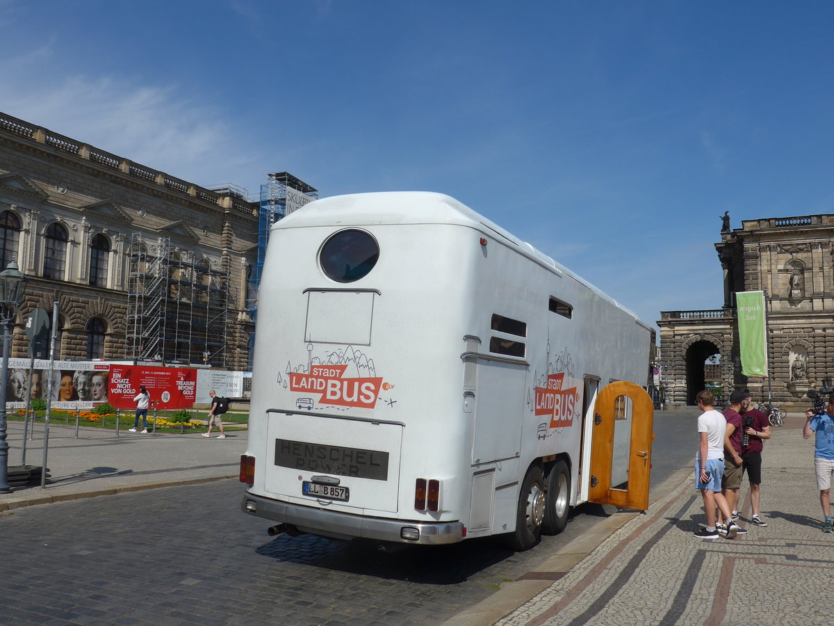 (182'880) - Roadyachting, Kaufering - LL-B 857 - Neoplan am 8. August 2017 in Berlin, Theaterplatz