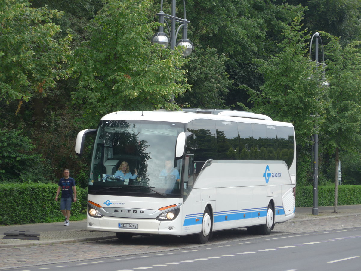 (183'286) - Aus Tschechien: Gumdrop, Praha - 3SJ 8242 - Setra am 10. August 2017 in Berlin, Brandenburger Tor 