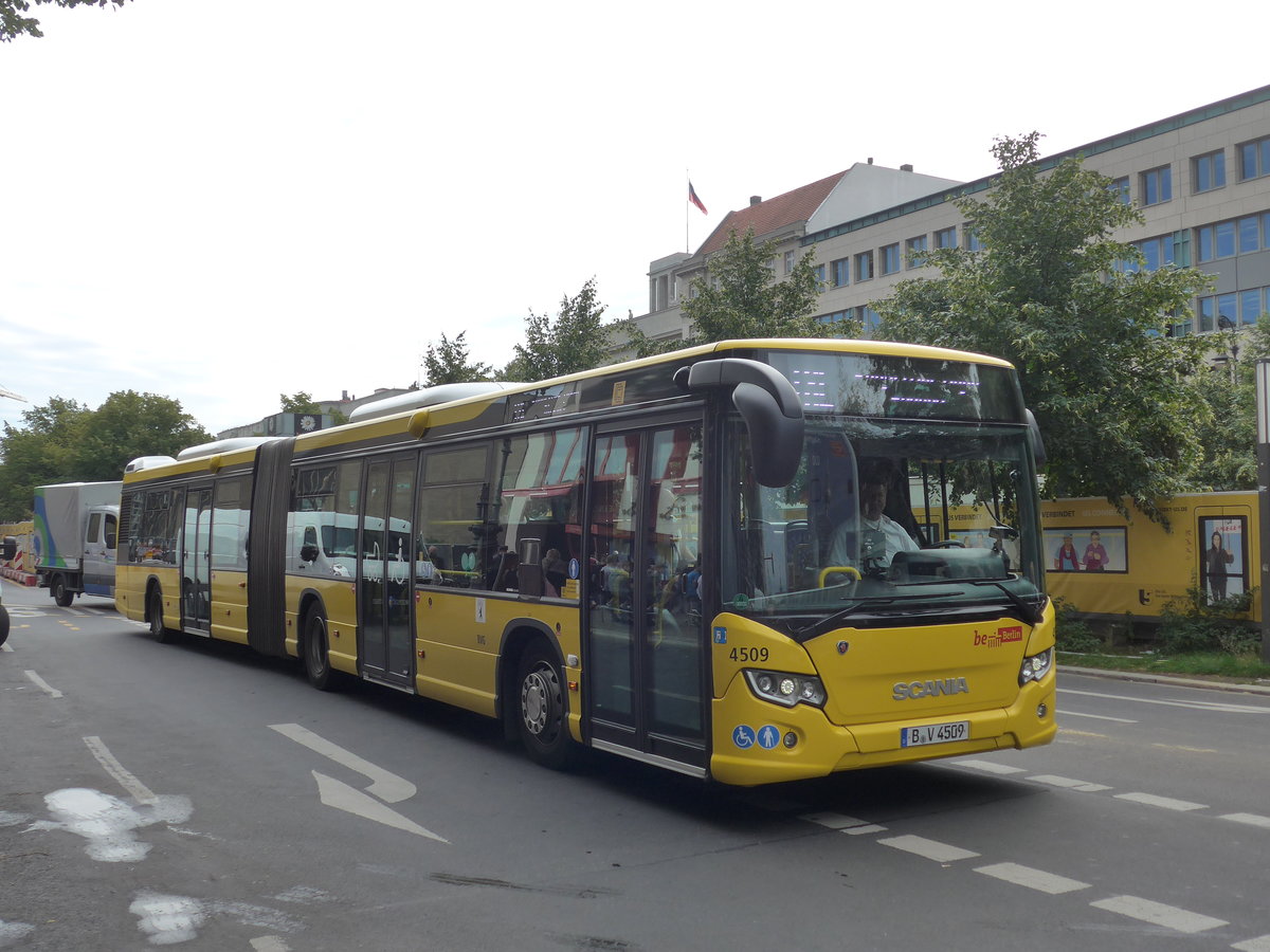 (183'298) - BVG Berlin - Nr. 4509/B-V 4509 - Scania am 10. August 2017 in Berlin, Brandenburger Tor