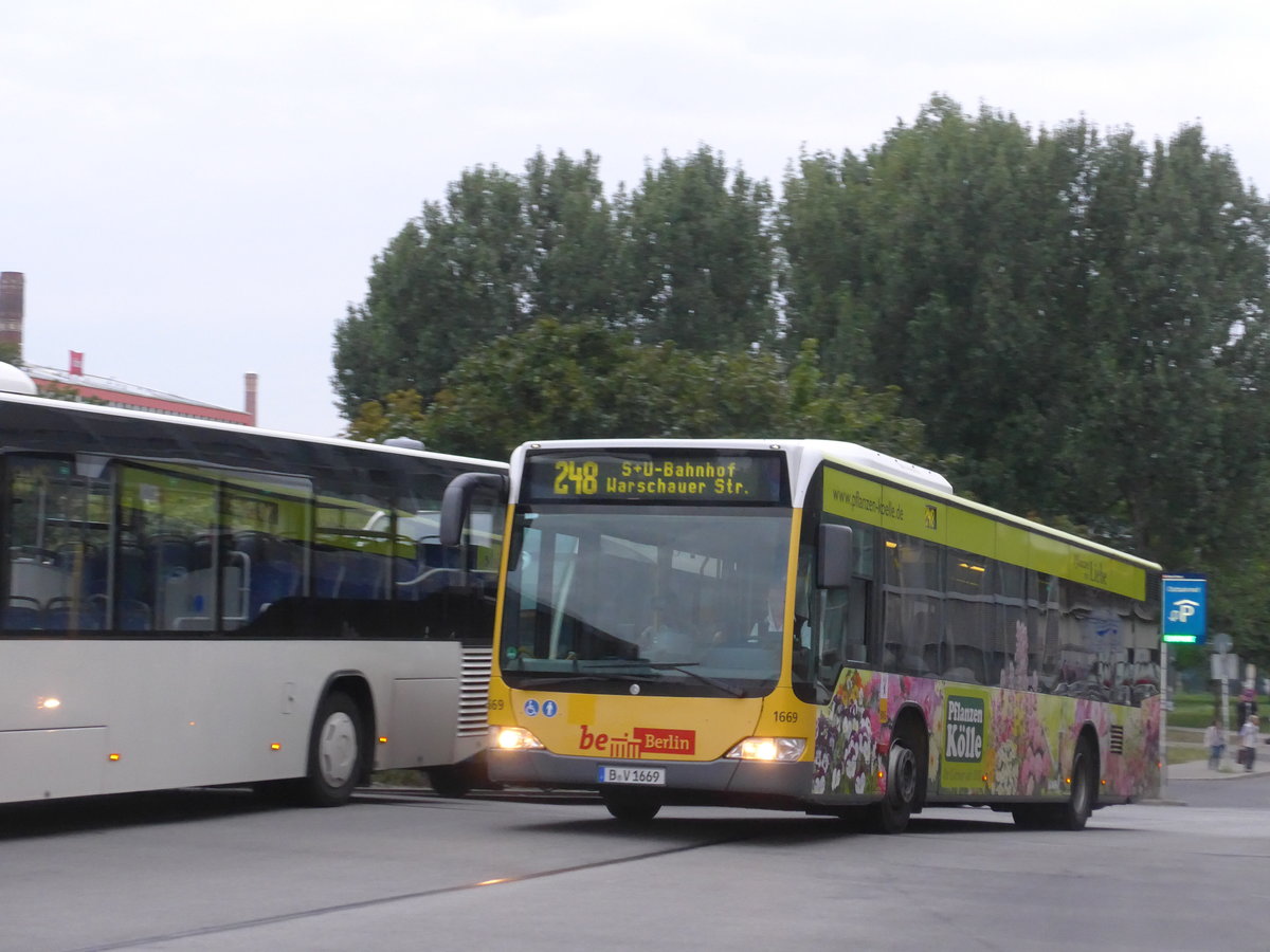 (183'400) - BVG Berlin - Nr. 1669/B-V 1669 - Mercedes am 10. August 2017 beim Bahnhof Berlin Ost