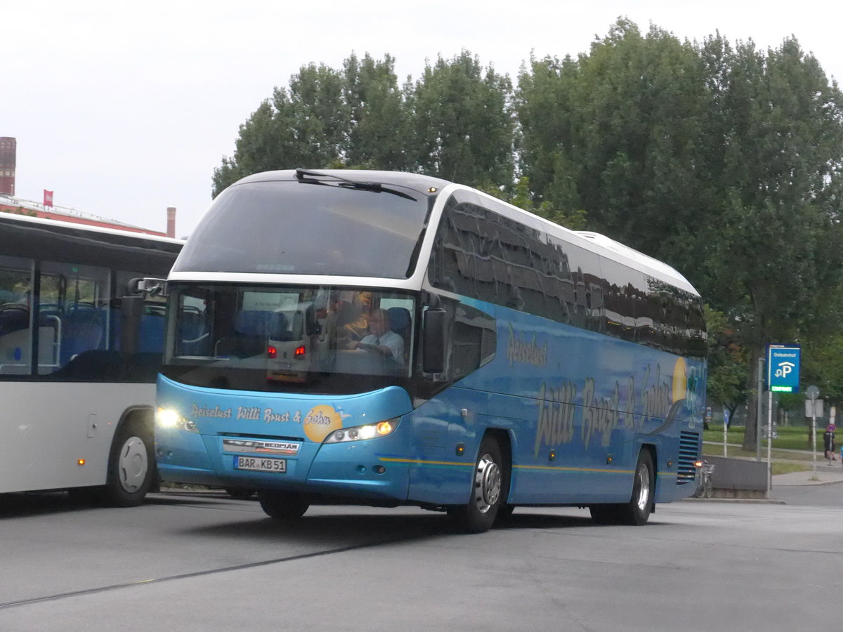 (183'401) - Brust&Sohn, Planketal - BER-KB 51 - Neoplan am 10. August 2017 beim Bahnhof Berlin Ost