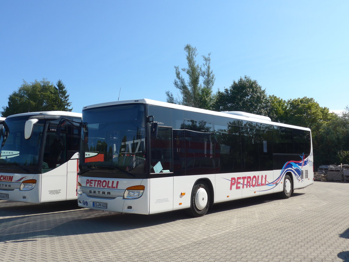 (183'893) - Petrolli, Niedereschach - VS-PN 400 - Setra am 23. August 2017 in Bad Drrheim, Garage Luschin