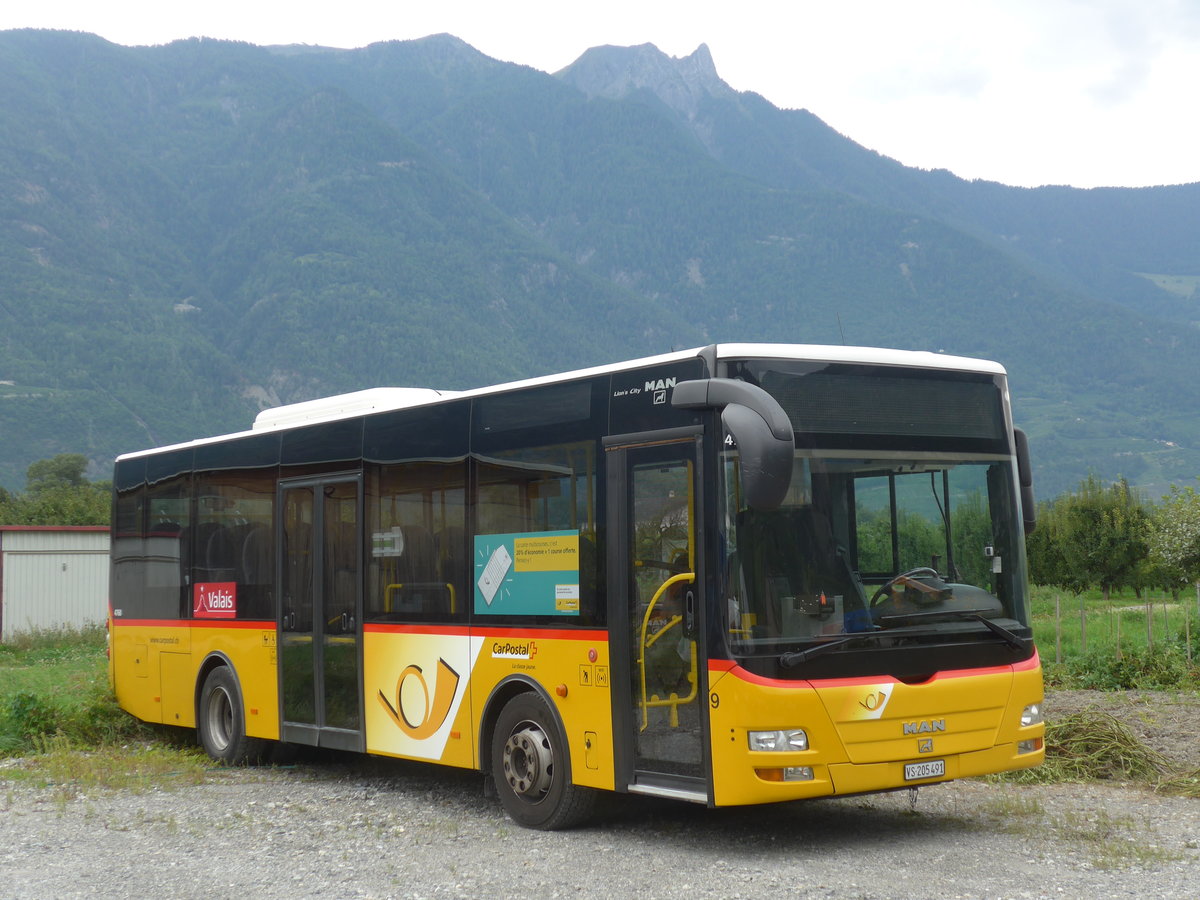 (184'047) - PostAuto Wallis - Nr. 9/VS 205'491 - MAN/Gppel (ex PostAuto Bern) am 24. August 2017 in Leytron, Garage Buchard