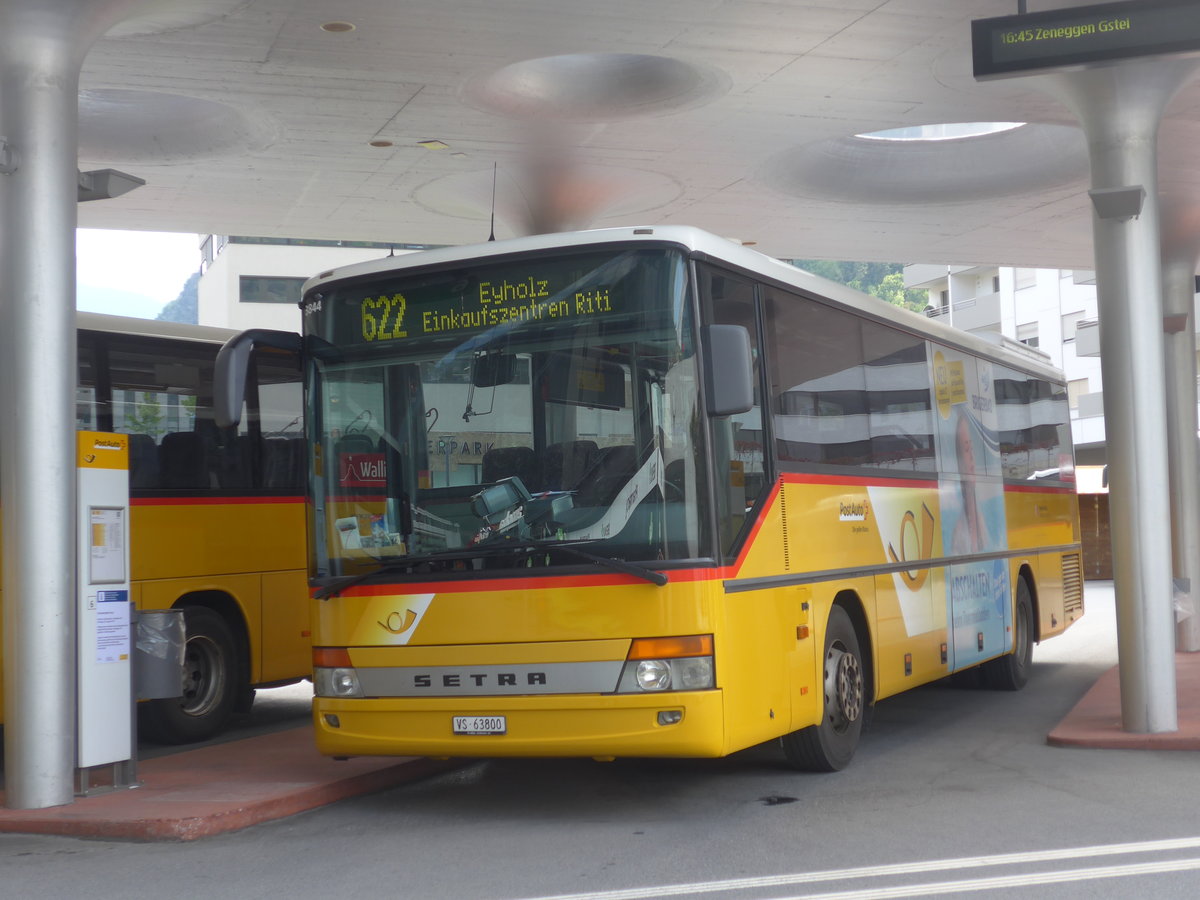 (184'242) - Autotour, Visp - VS 63'800 - Setra am 25. August 2017 beim Bahnhof Visp