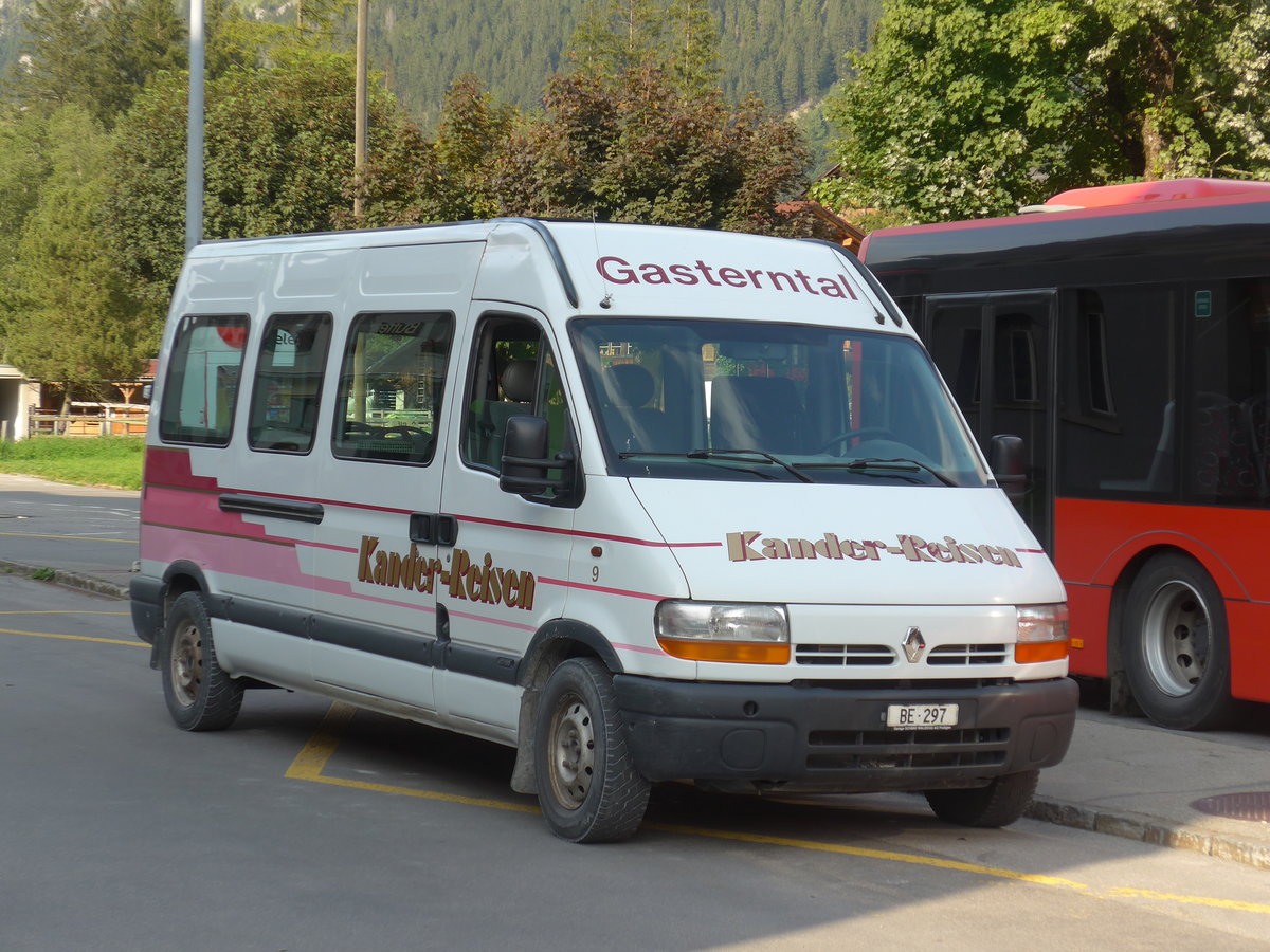 (184'261) - Kander-Reisen, Frutigen - Nr. 9/BE 297 - Renault am 25. August 2017 beim Bahnhof Kandersteg