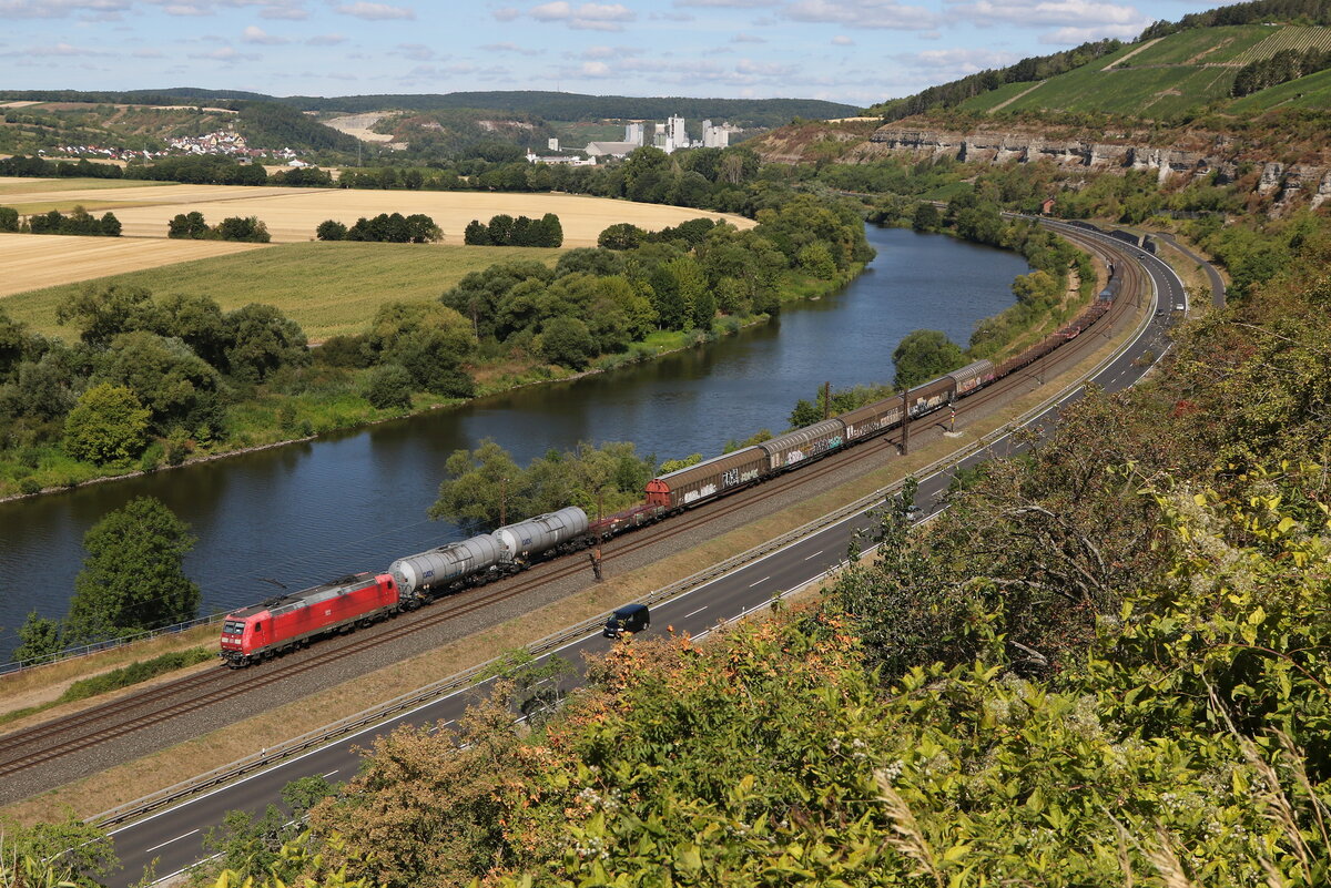 185 009 war am 6. August 2022 mit einem gemischten Gterzug bei Himmelstadt in Richtung Wrzburg unterwegs.
