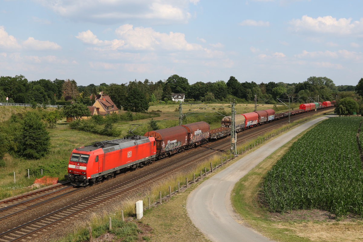 185 043 mit einem gemischten Gterzug am 26. Juni 2020 bei Langwedel.
