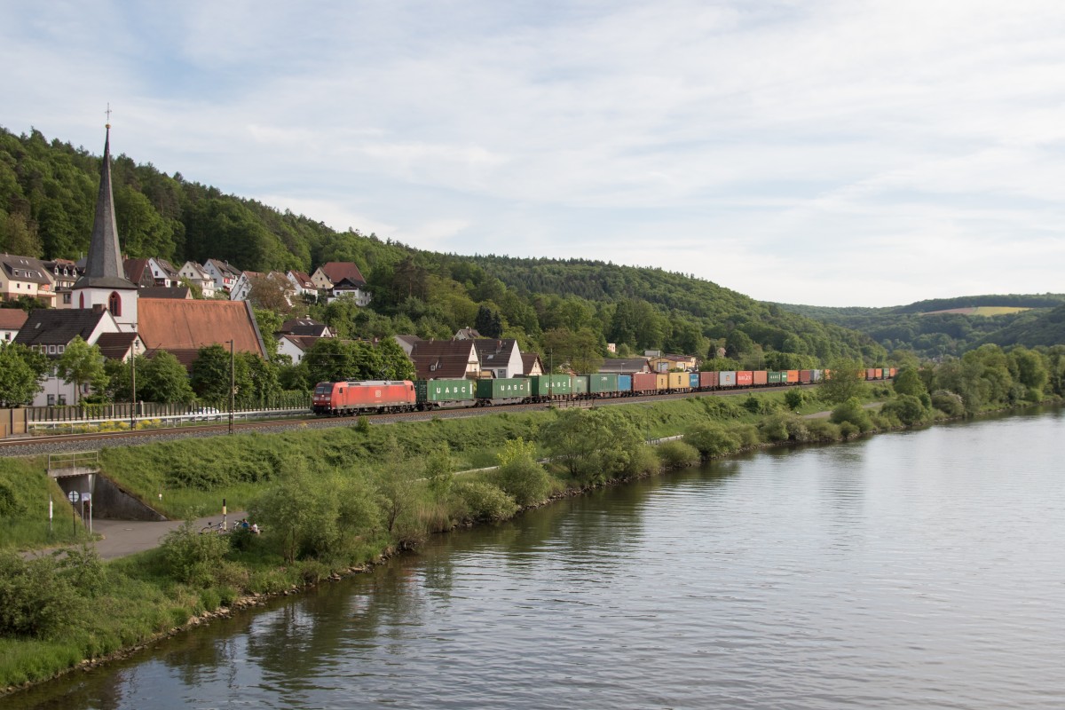 185 051 mit einem Containerzug von Wrzburg kommend am 15. Mai 2015 bei Wernfeld am Main.