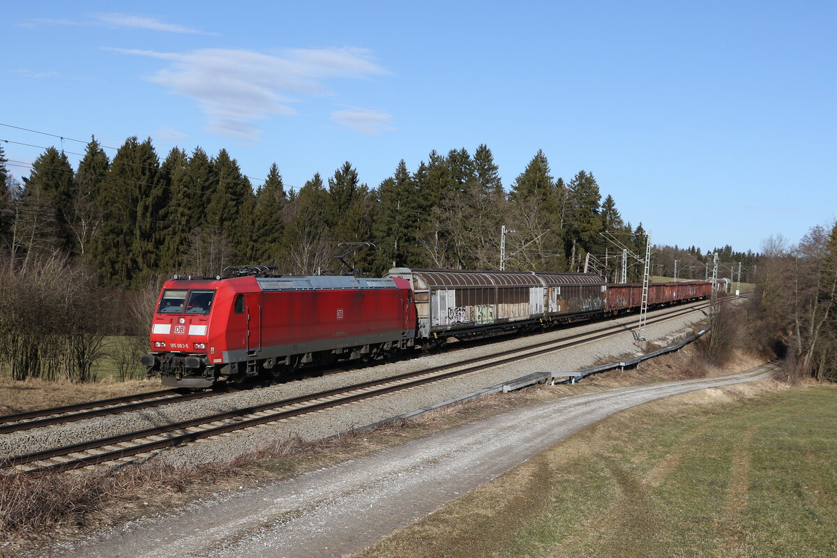 185 063 mit einem  Mischer  aus Salzburg kommend am 14. Februar 2022 bei Grabensttt.