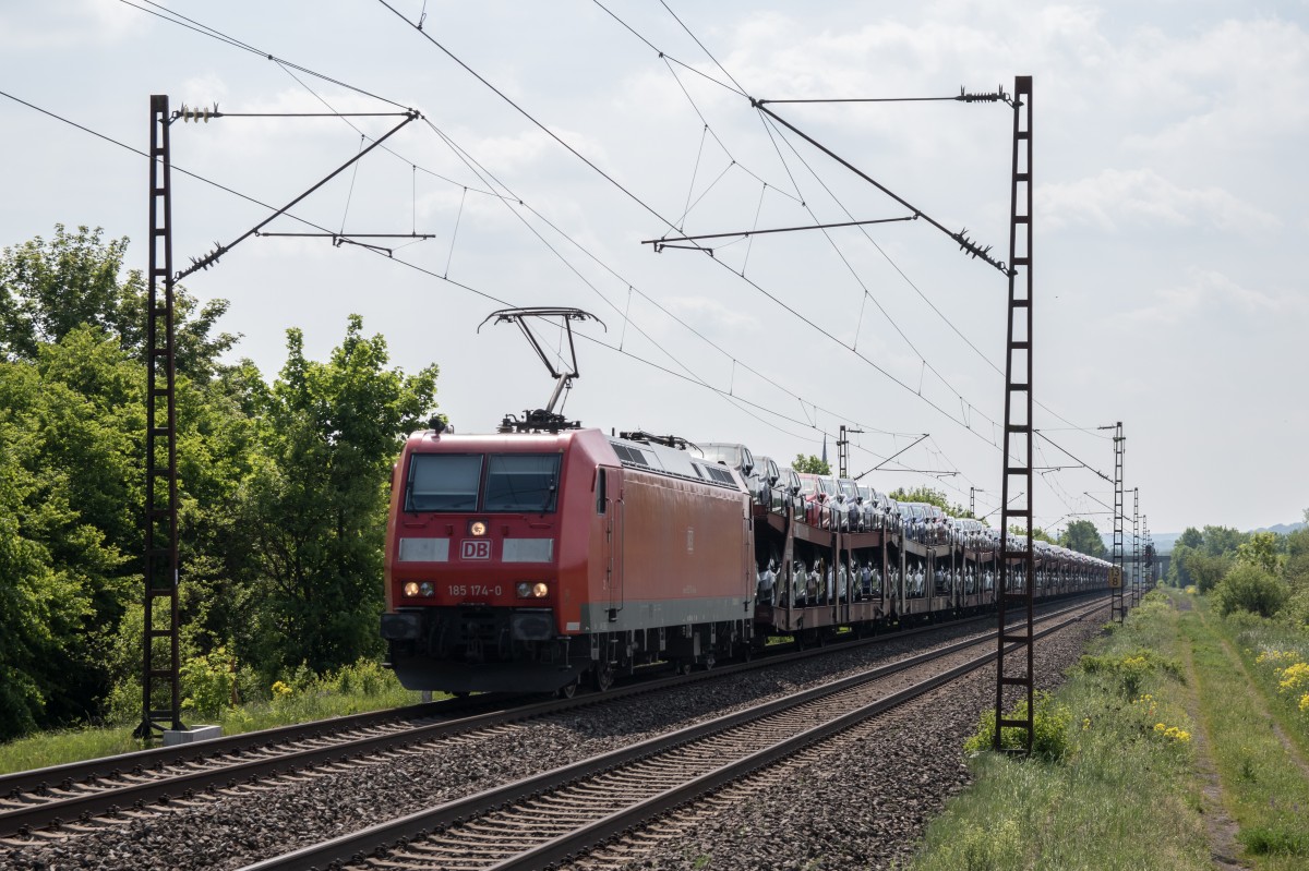 185 174-0 am 14. Mai 2015 mit einem Autozug aus Wrzburg kommend bei Thngersheim am Main.