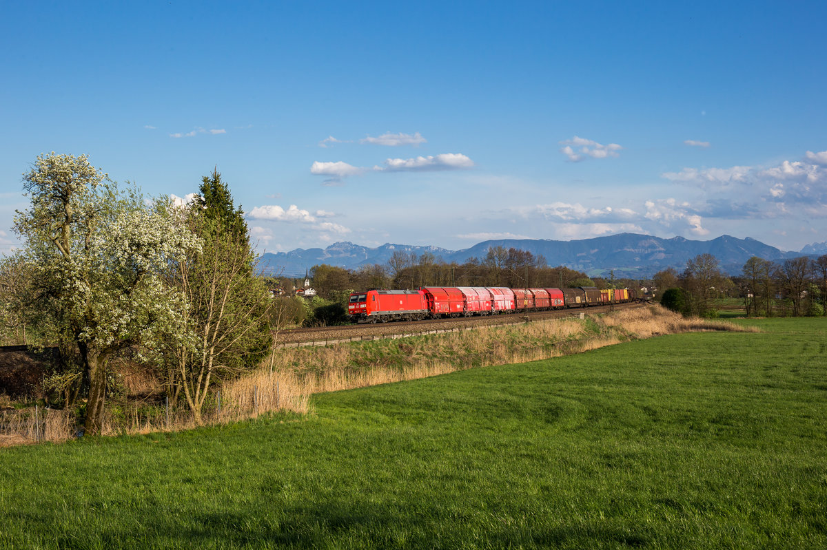 185 197 mit einem gemischten Gterzug am 10. April 2017 bei Rann.