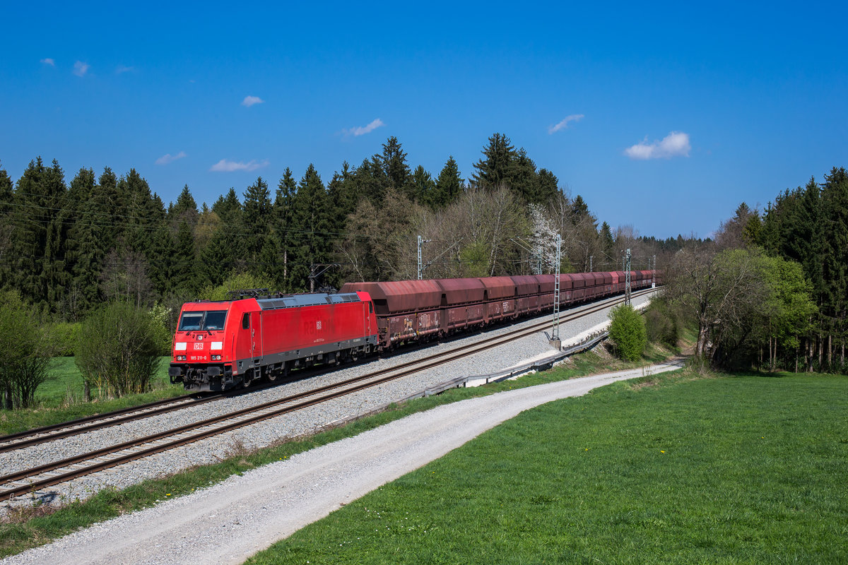 185 211 mit einem Ganzzug aus Freilassing kommend am 9. April 2017 bei Grabensttt.