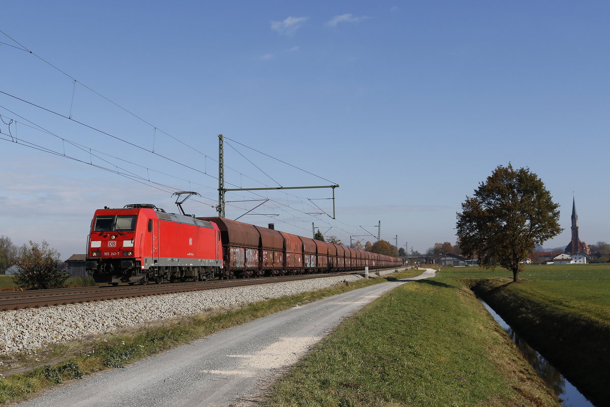 185 241 mit einem Erzzug aus Freilassing kommend am 11. November 2018 bei bersee am Chiemsee.