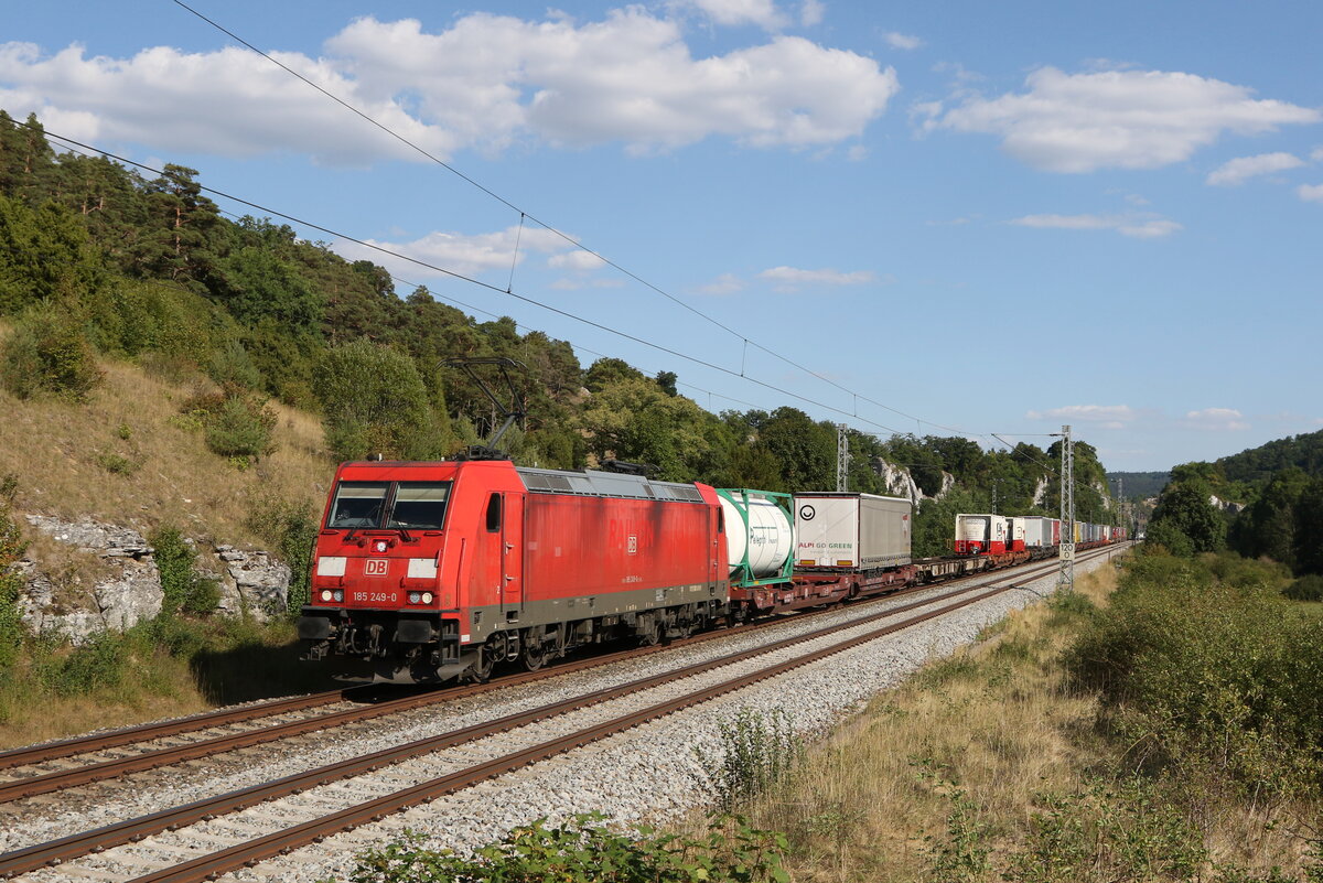 185 249 mit einem  KLV  am 9. August 2022 bei Hagenacker im Altmhltal.