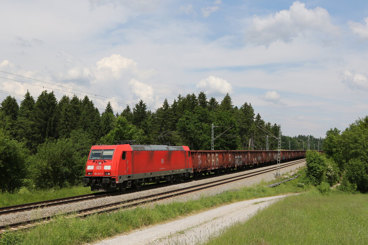 185 262 mit dem Stahlzug aus Freilassing kommend am 8. Juni 2021 bei Grabensttt im Chiemgau.