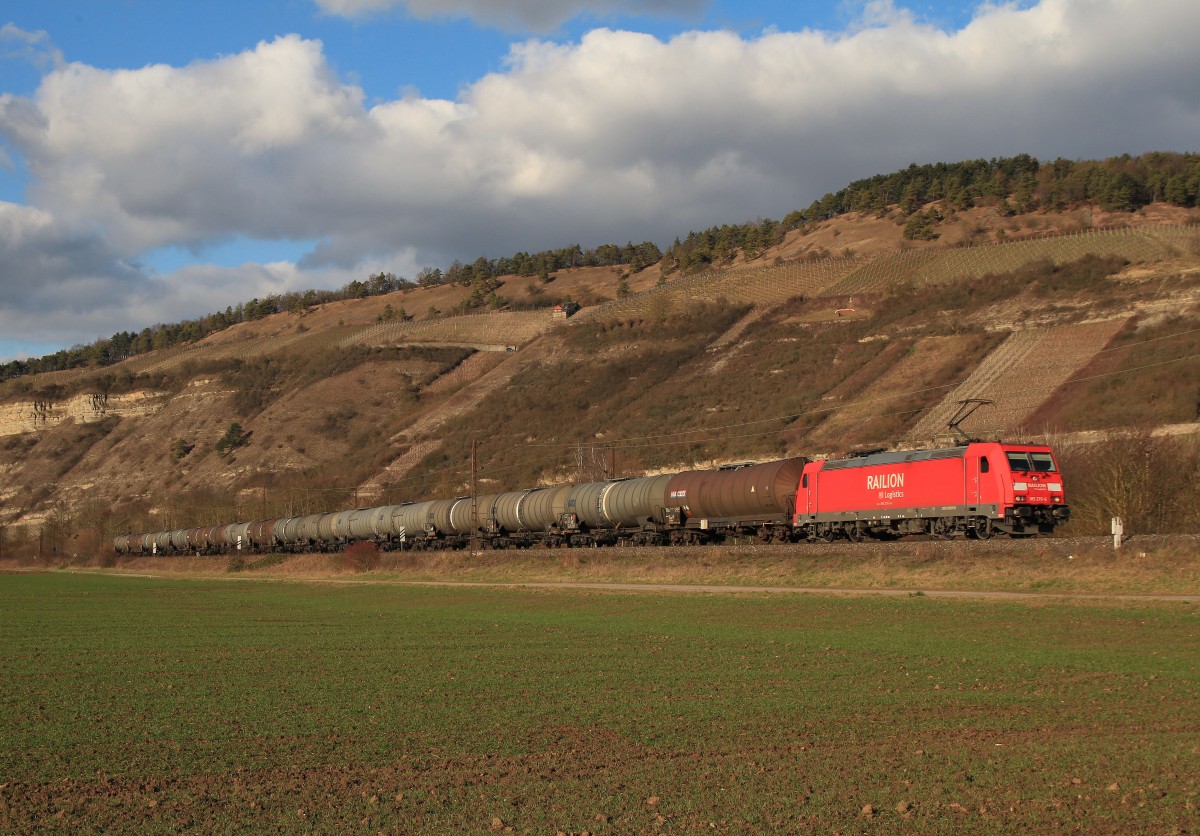 185 270-6 war am 20. Februar 2014 mit einem Kesselwagenzug bei Thngersheim unterwegs.