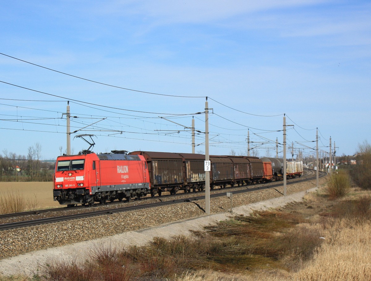 185 281-3 ist mit einem gemischten Gterzug am 20. Mrz 2014 bei Grosierning unterwegs.