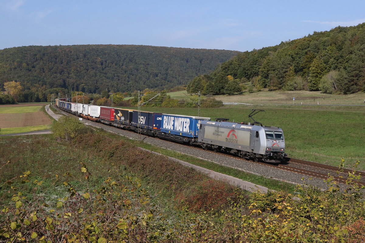 185 531 von  TX Logistik  mit einem  KLV  aus Gemnden kommend am 12. Oktober 2022 bei Harrbach im Maintal.