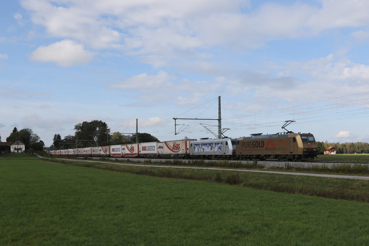 185 538  Pure Gold  und 185 540  Oma Liesel  mit Werbung fr die  Kassel Huskies  waren am 30. September 2020 mit dem  Mars-Zug  bei bersee am Chiemsee in Richtung Salzburg unterwegs.
