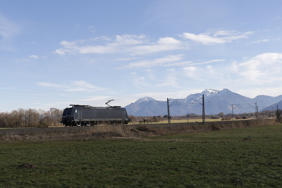 185 551-9 war am 27. Februar 2017 bei Bernau am Chiemsee in Richtung Rosenheim unterwegs.
