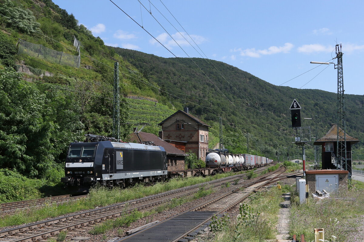 185 557 mit einem 2KLV2 bei der einfahrt in Kaub am Rhein.