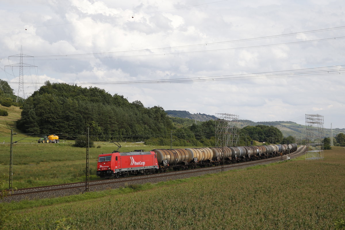 185 605-3 von  Rhein-Cargo  mit einem Kesselwagenzug aus Wrzburg kommend am 18. August 2017 bei Harrbach.