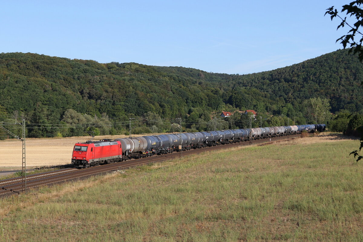 185 631 war am 7. August mit einem Kesselwagenzug bei Harrbach auf dem Weg nach Wrzburg.