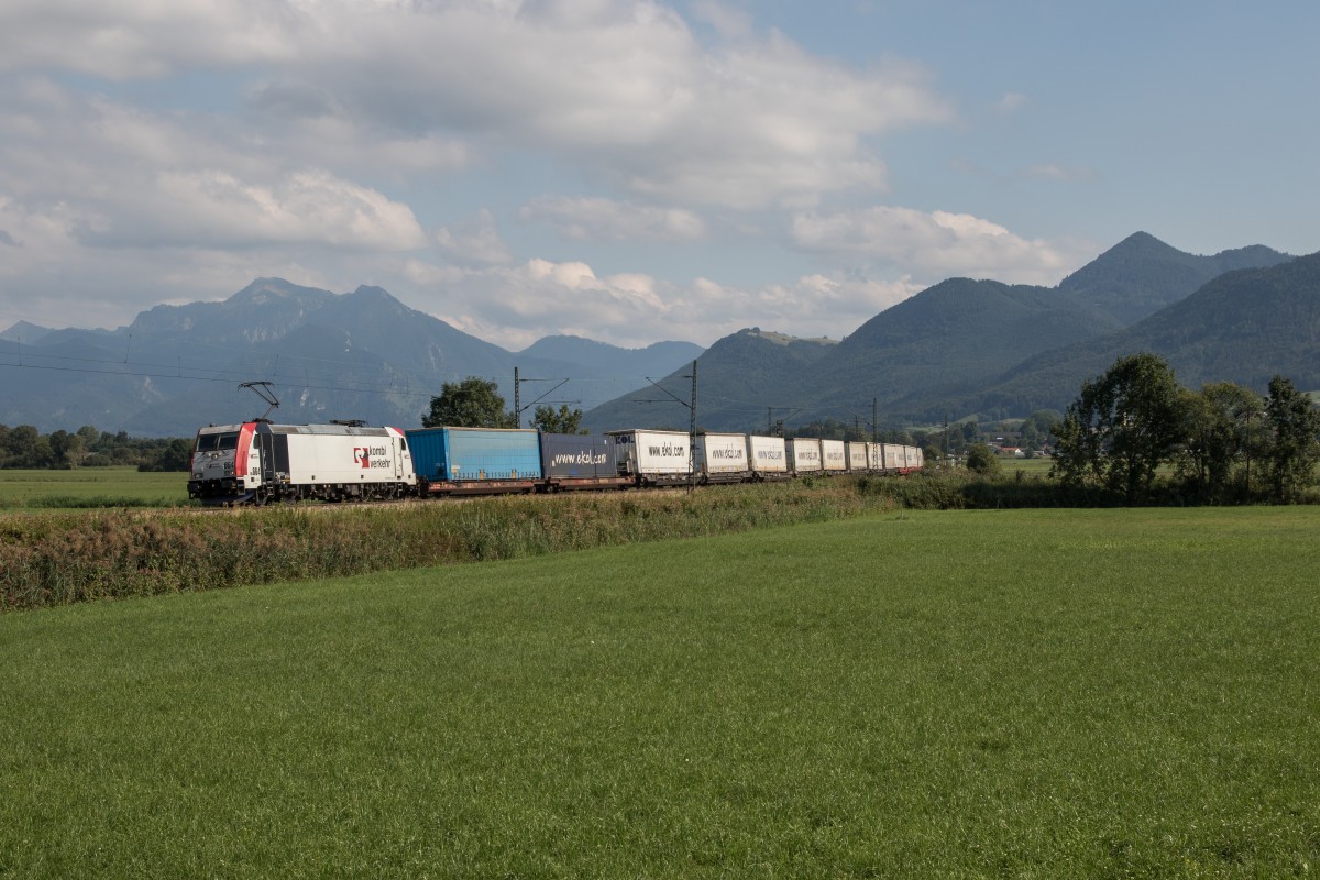 185 664-0 am 18. August 2015 mit dem  Ekol -Zug aus Salzburg kommend bei Bernau am Chiemsee.