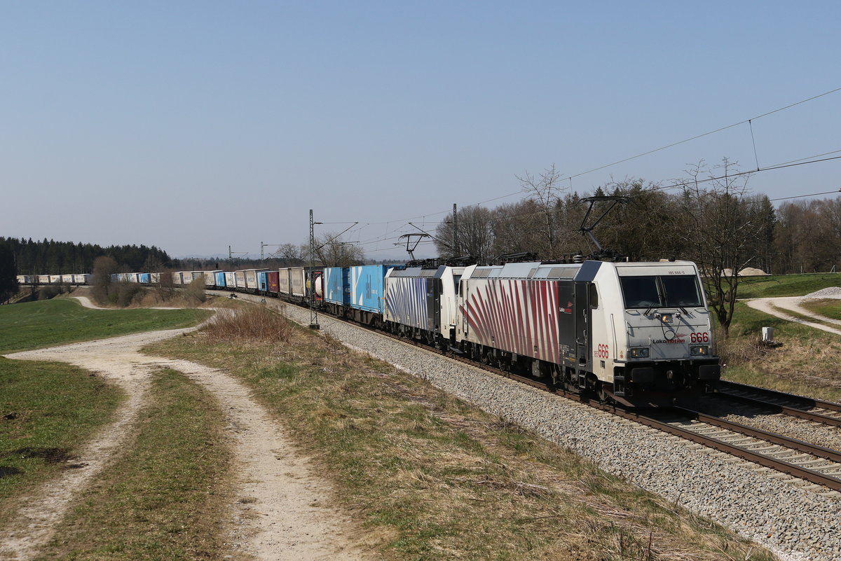 185 666 und 186 440 waren am 28. Mrz 2020 mit dem  Ekol  bei Grabensttt in Richtung Salzburg unterwegs.