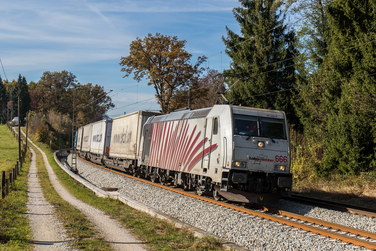 185 666-5 war am 1. November 2016 bei Grabensttt mit dem  Ekol -Zug in Richtung Freilassing unterwegs.