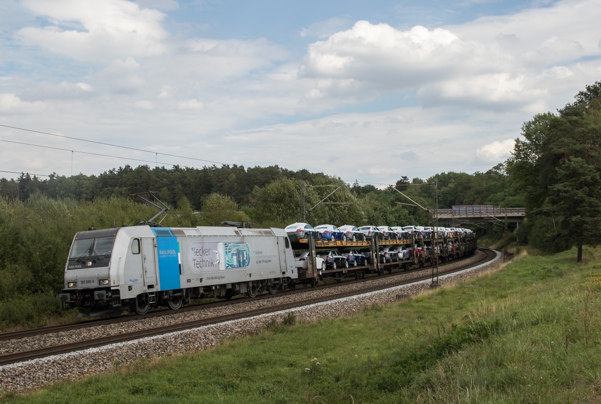 185 680 mit einem Autozuug am 28. August 2015 bei Sinngrn.