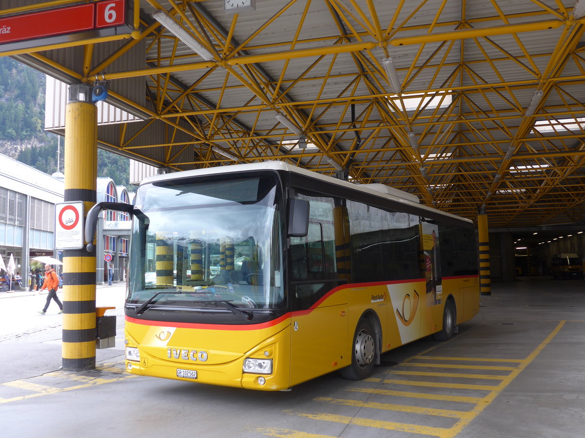 (185'040) - PostAuto Graubnden - GR 102'562 - Iveco am 16. September 2017 in Thusis, Postautostation