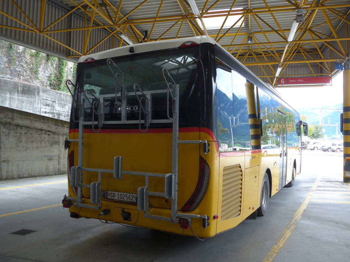 (185'041) - PostAuto Graubnden - GR 102'562 - Iveco am 16. September 2017 in Thusis, Postautostation