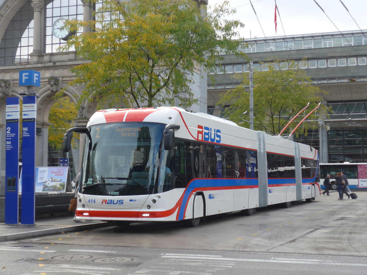 (185'103) - VBL Luzern - Nr. 414 - Hess/Hess Doppelgelenktrolleybus am 18. September 2017 beim Bahnhof Luzern