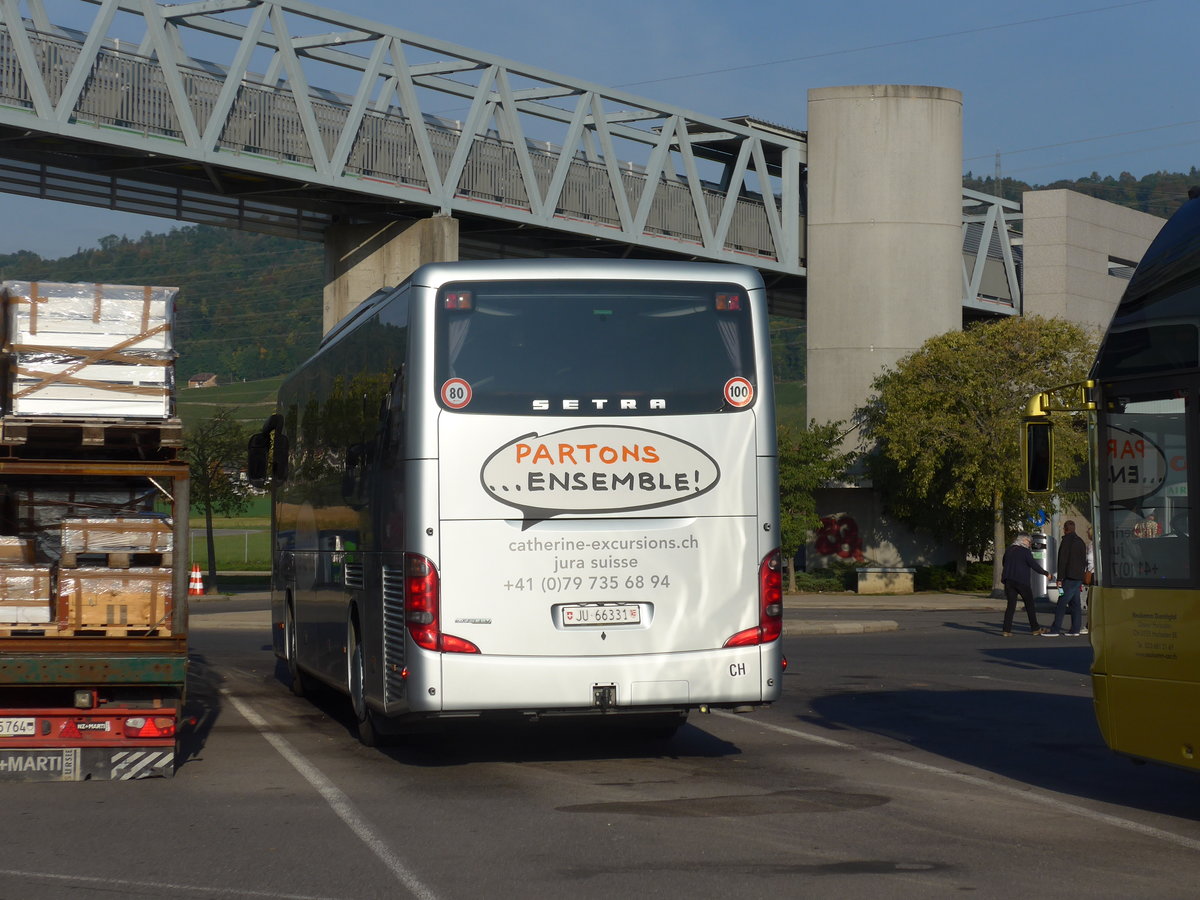 (185'197) - Catherine Excursions, Vicques - JU 66'331 - Setra am 25. September 2017 in Bursins, Raststtte La Cte