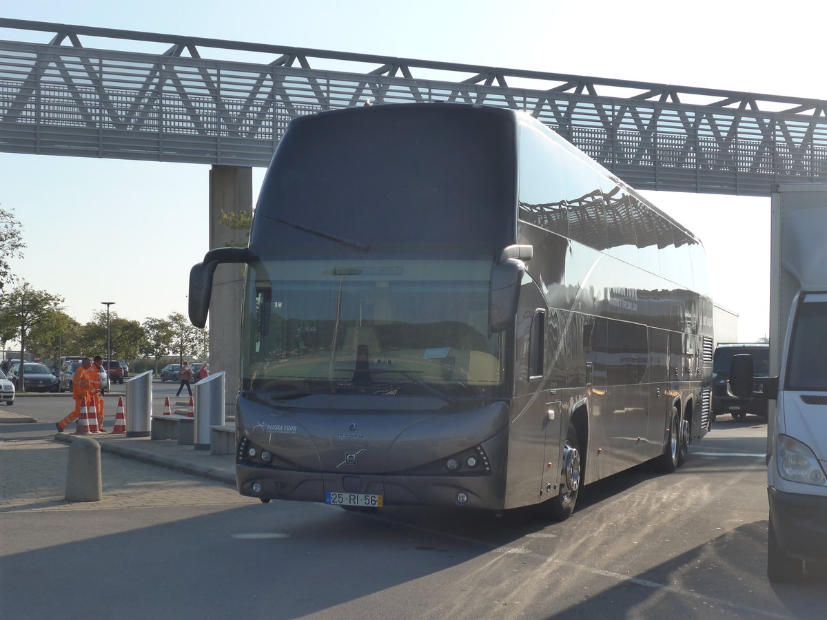 (185'200) - Aus Portugal: Pluma Tour, Vila Real - 25-RI-56 - Volvo/Atomic am 25. September 2017 in Bursins, Raststtte La Cte