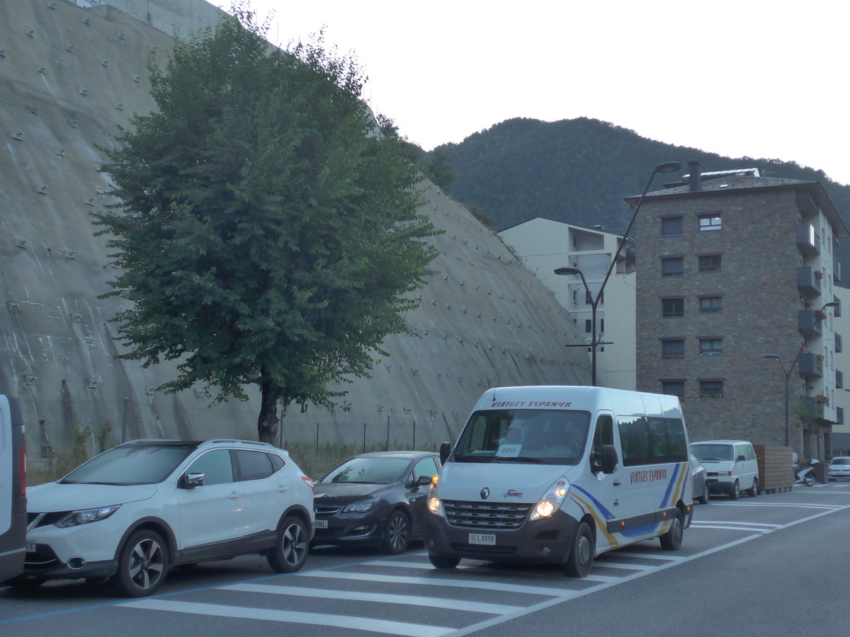 (185'601) - Viatges Espanya, Sant Juli de Lria - L0058 - Renault am 29. September 2017 in La Massana, El Pui