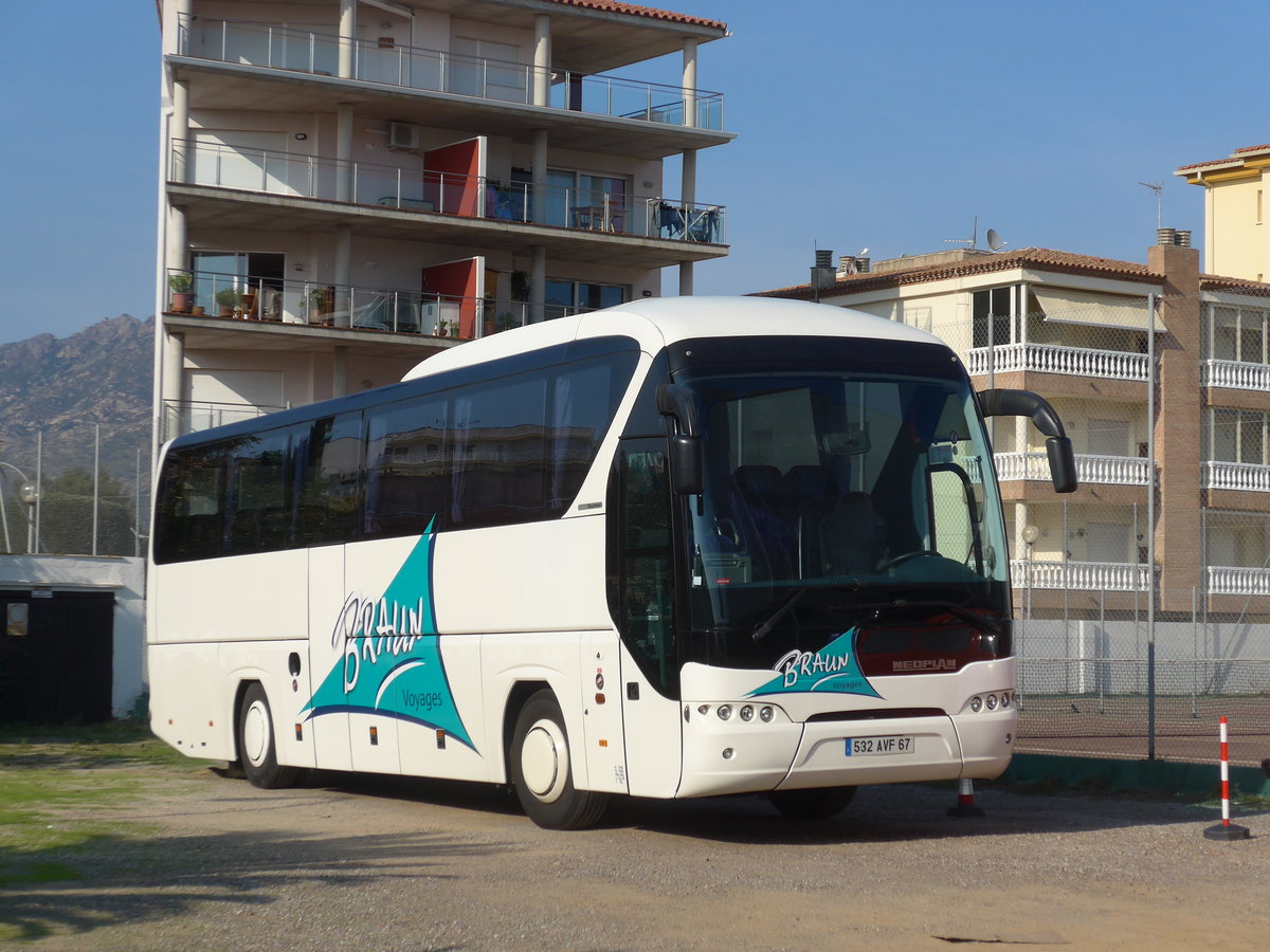 (185'671) - Aus Frankreich: Braun, Diemeringen - 532 AVF 67 - Neoplan am 29. September 2017 in Roses, Hotel Marian