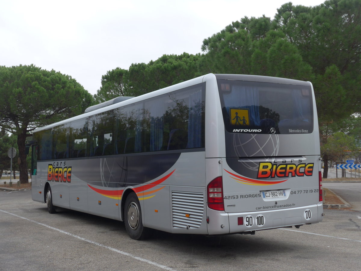 (185'734) - Bierce, Riorges - Nr. 13/CJ 982 HV - Mercedes am 30. September 2017 in Montlimar, Raststtte