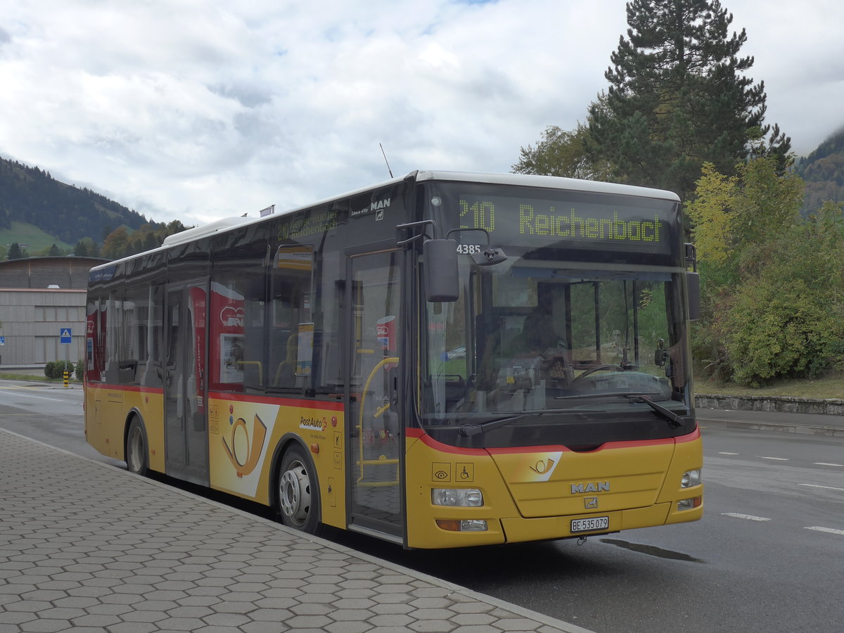 (185'766) - PostAuto Bern - BE 535'079 - MAN/Gppel (ex Nr. 217; ex RBS Worblaufen Nr. 217) am 8. Oktober 2017 beim Bahnhof Frutigen