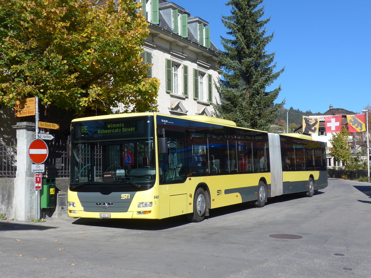 (185'890) - STI Thun - Nr. 140/BE 801'140 - MAN am 16. Oktober 2017 beim Bahnhof Zweisimmen