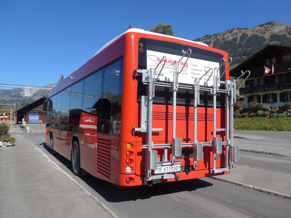 (185'893) - AFA Adelboden - Nr. 56/BE 611'030 - Scania/Hess am 16. Oktober 2017 beim Bahnhof Lenk