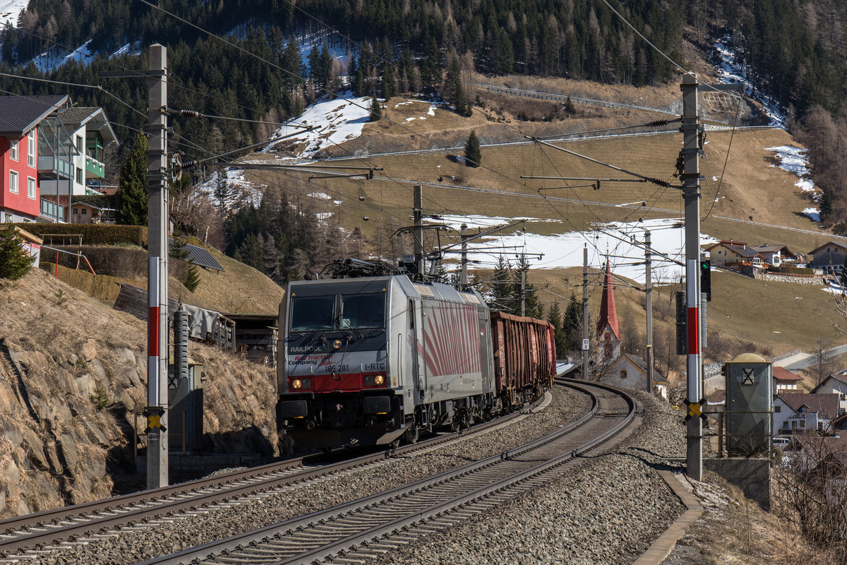 186 281 vom Brenner kommend am 19. Mrz 2016 bei St. Jodok.