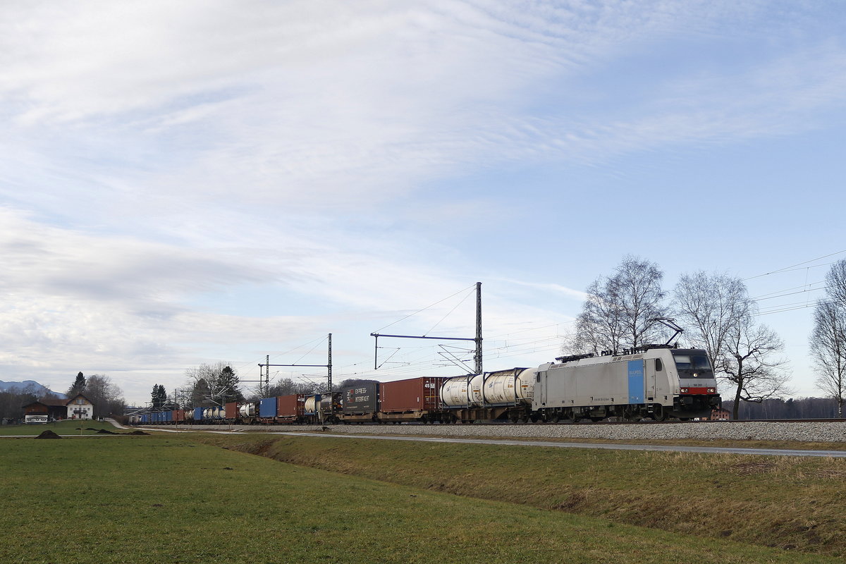 186 283 mit einem  KLV  aus Mnchen kommend am 28. Dezember 2018 bei bersee.