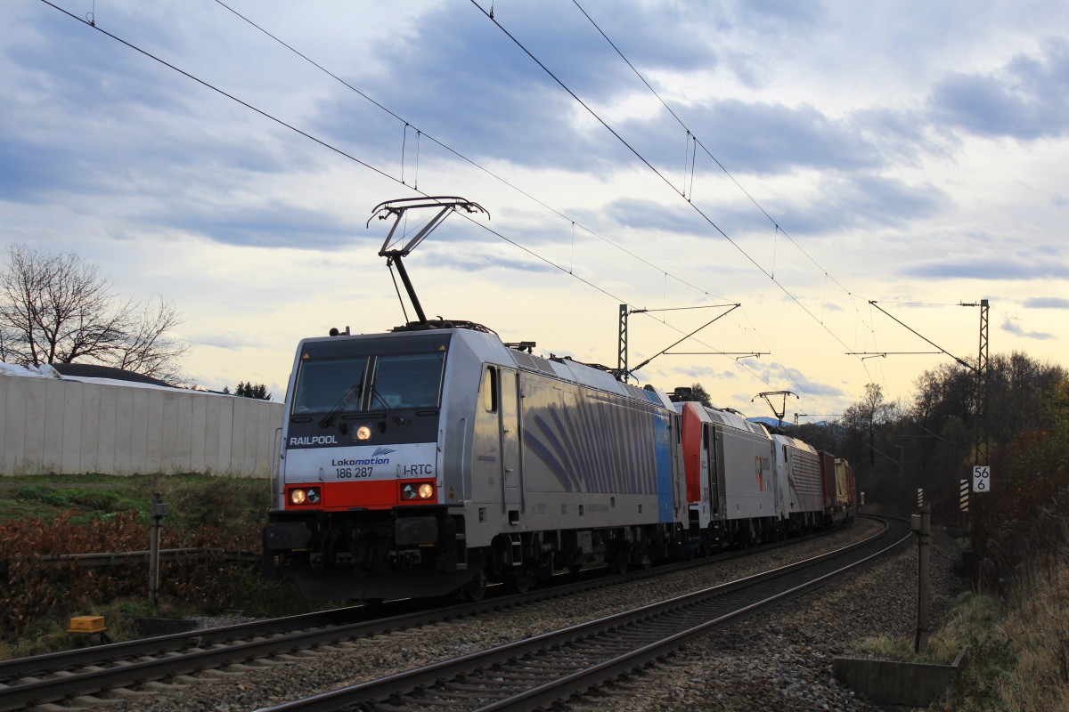 186 287 und 189 618 mit einer dazwischen mit fahrenden 186-er von  Kombi-Verkehr  am 10. November 2012 bei Vogl.