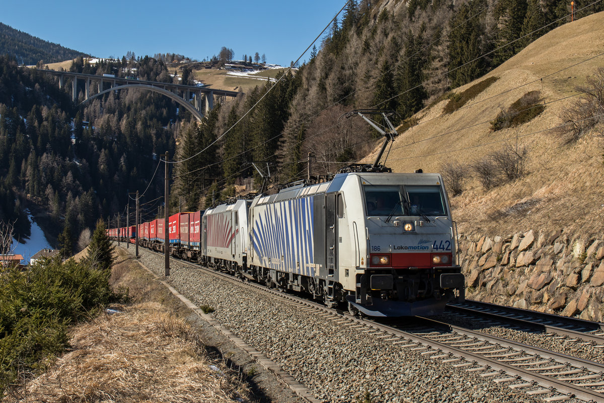 186 442 und 186 282 von Innsbruck kommend am 19. Mrz 2016 bei St. Jodok.