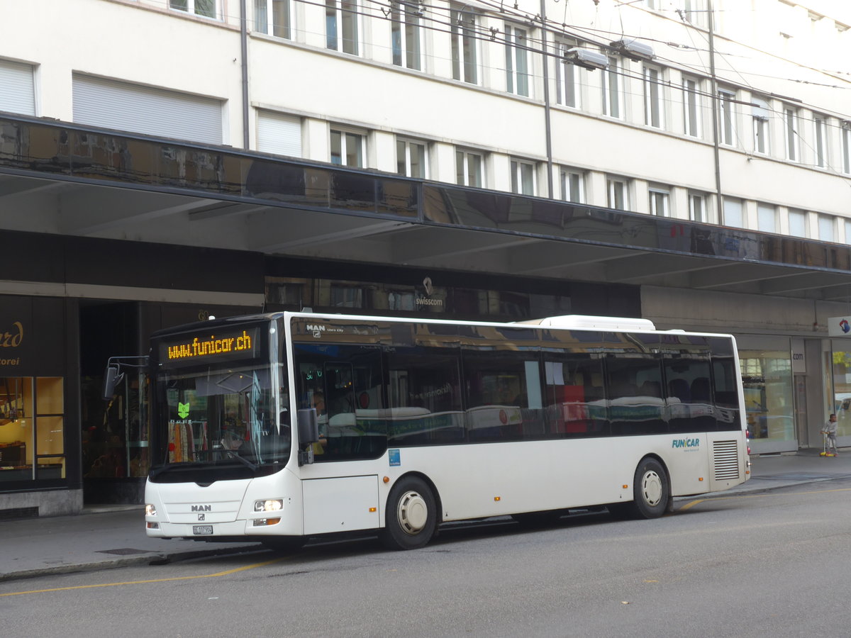 (186'001) - Funi-Car, Biel - Nr. 4/BE 107'904 - MAN/Gppel am 21. Oktober 2017 beim Bahnhof Biel