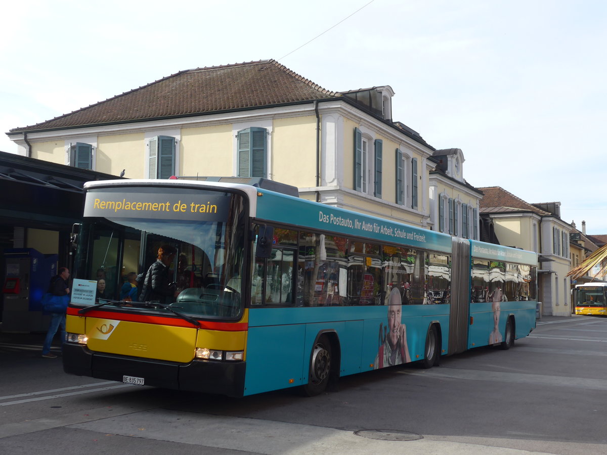 (186'005) - PostAuto Bern - Nr. 797/BE 835'797 - Volvo/Hess (ex Bernmobil, Bern Nr. 258) am 21. Oktober 2017 beim Bahnhof Delmont