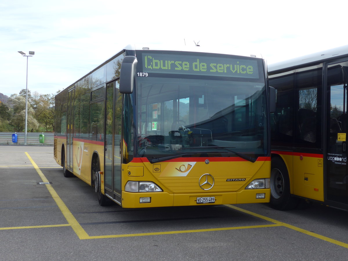 (186'022) - CarPostal Ouest - VD 255'489 - Mercedes am 21. Oktober 2017 in Develier, Parkplatz