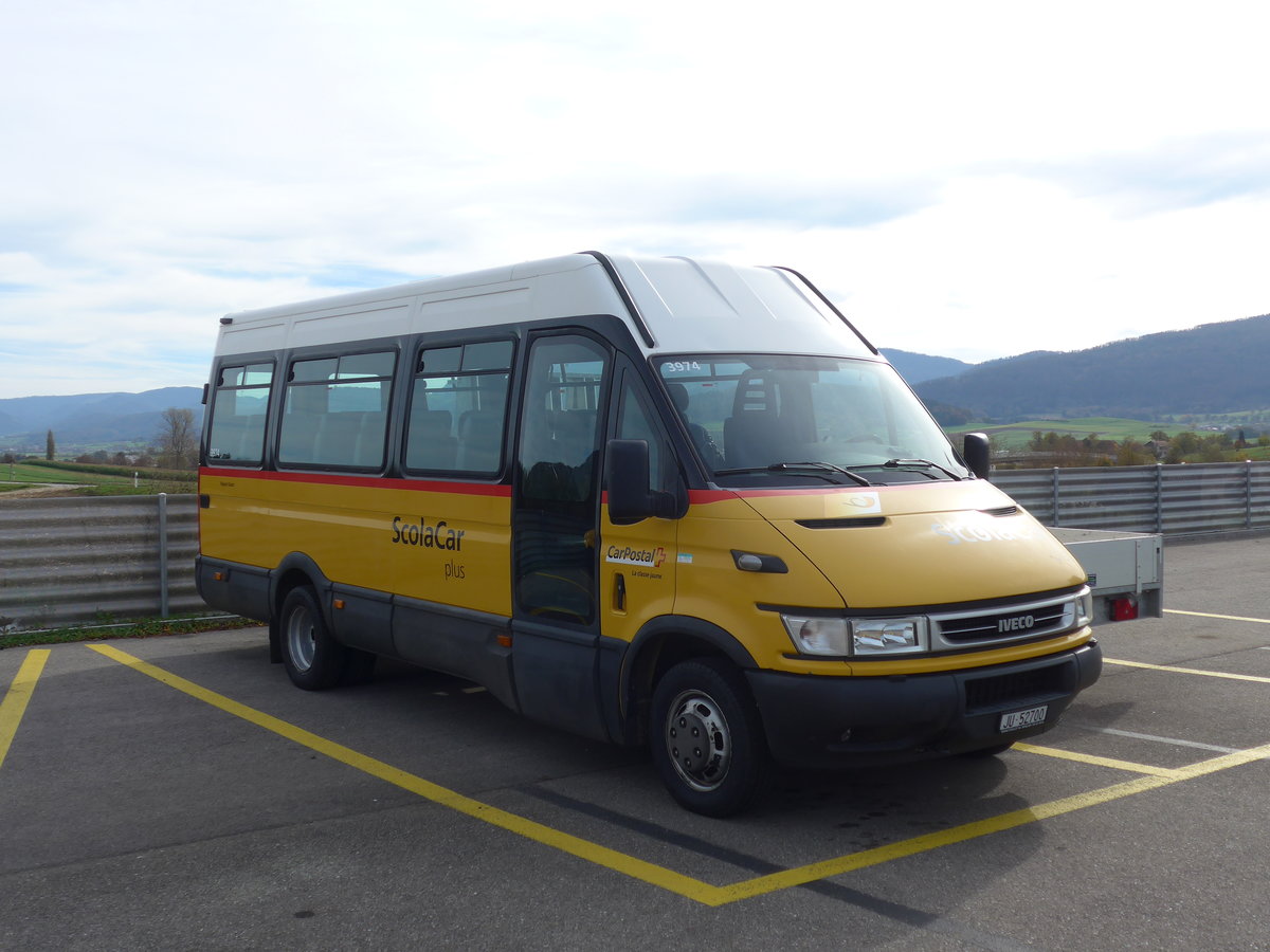 (186'039) - CarPostal Ouest - JU 52'700 - Iveco am 21. Oktober 2017 in Develier, Parkplatz